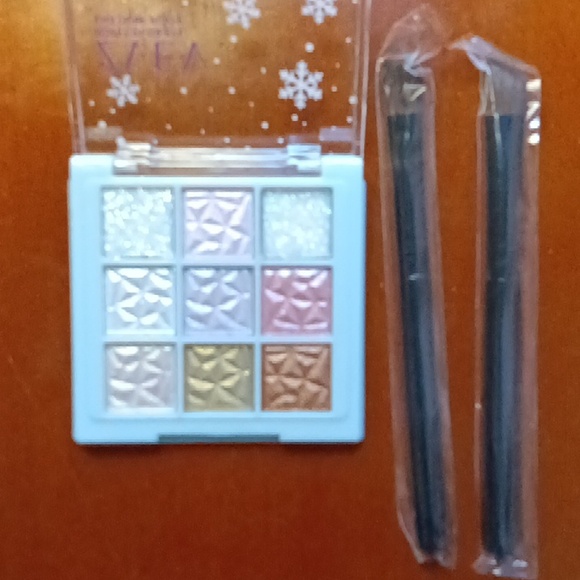 EYESHADOW PALETTE With 2 BRUSHES - Picture 7 of 8